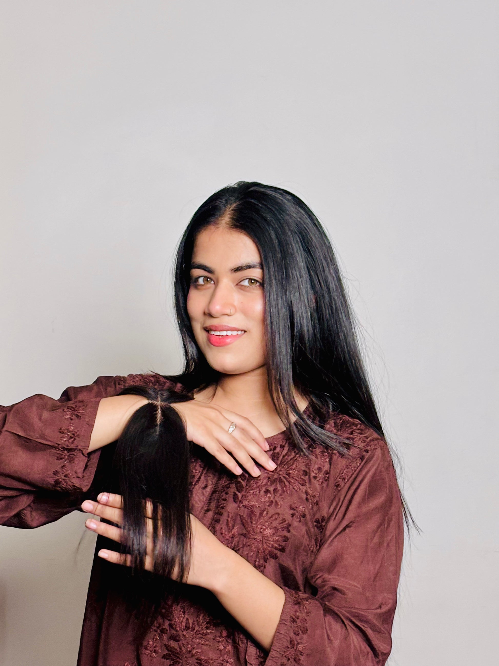 Woman wearing clip in front hairline patch – full look, natural finish